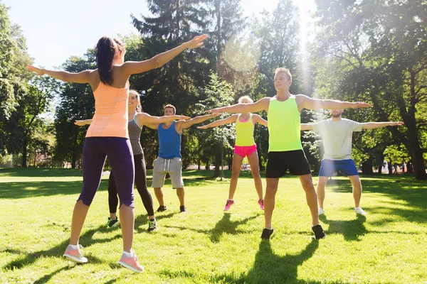 Gruppe glücklicher Freunde, die im Freien trainieren — Stockfoto