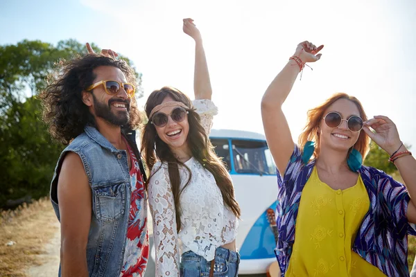 Fröhliche junge Hippie-Freunde tanzen draußen — Stockfoto