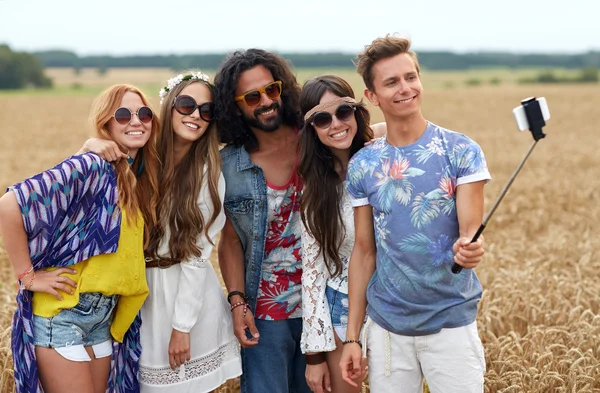 Hippie přátelé s smartphone na selfie stick — Stock fotografie