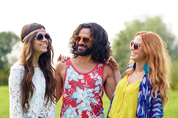Lächelnde junge Hippie-Freunde, die draußen reden — Stockfoto