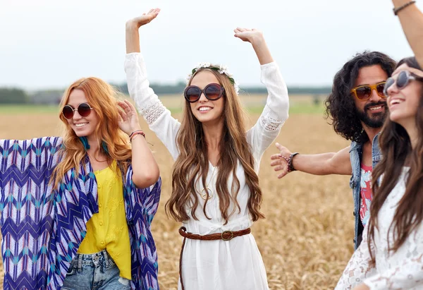 Щасливі молоді друзі хіпі танцюють на зерновому полі — стокове фото
