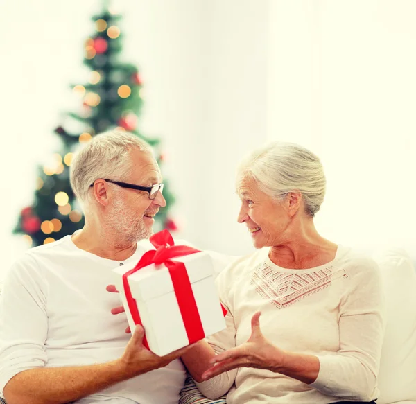 Glad senior par med presentförpackning hemma — Stockfoto