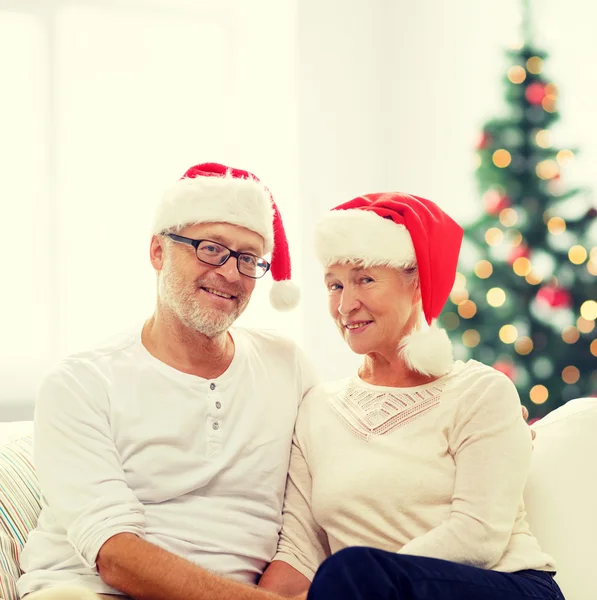 Feliz casal sênior em santa helper chapéus — Fotografia de Stock