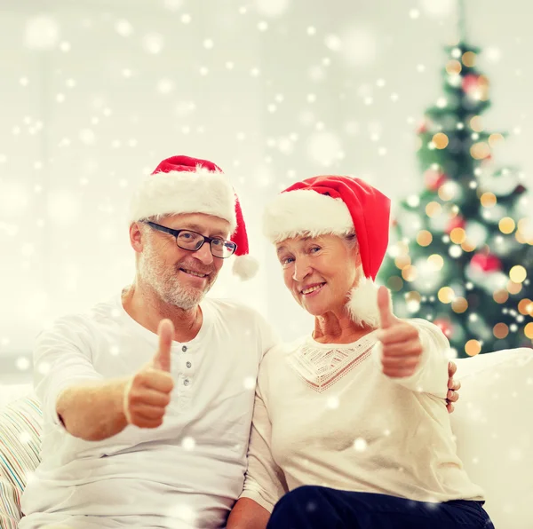 Santa segítő kalap-boldog idősebb pár — Stock Fotó