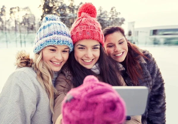 Glückliche Teenager-Mädchen machen Selfie mit Smartphone — Stockfoto