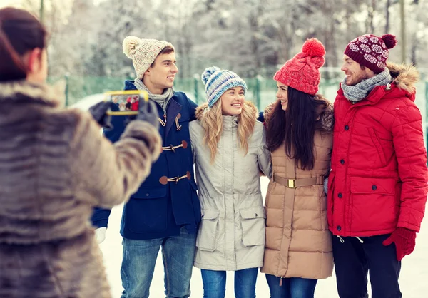 Happy friends taking picture with smartphone — Stock Photo, Image