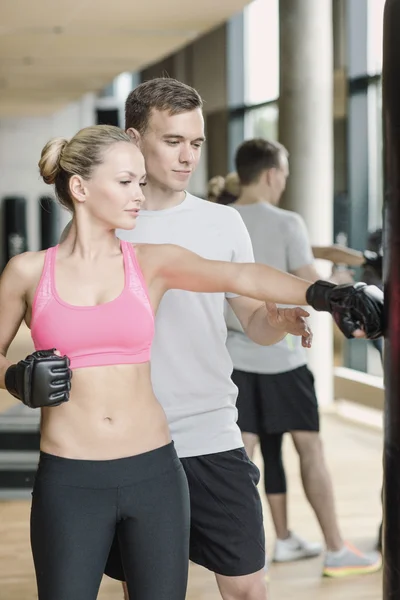 Donna sorridente con personal trainer boxe in palestra — Foto Stock