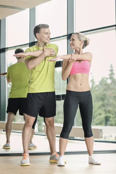 Spor salonunda egzersiz kadın ve erkek gülümseyen — Stok fotoğraf