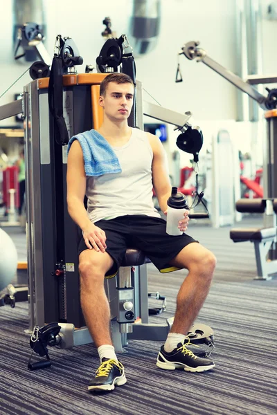 Muž, cvičení v tělocvičně stroj — Stock fotografie