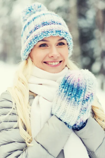 Lachende jonge vrouw in winter forest — Stockfoto