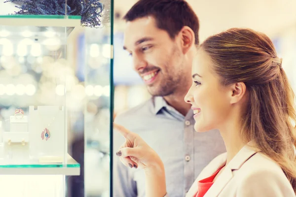 Couple looking to shopping window at jewelry store — Stock Photo, Image