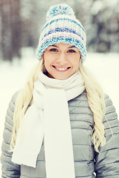 Sorrindo jovem mulher na floresta de inverno — Fotografia de Stock
