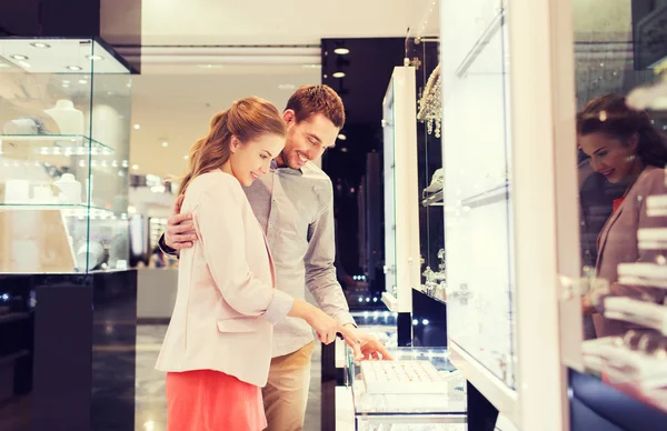 Gelukkige paar kiezen verlovingsring in winkelcentrum — Stockfoto