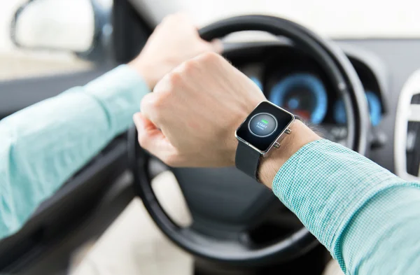 Mãos com ícone de arranque no carro de condução smartwatch — Fotografia de Stock