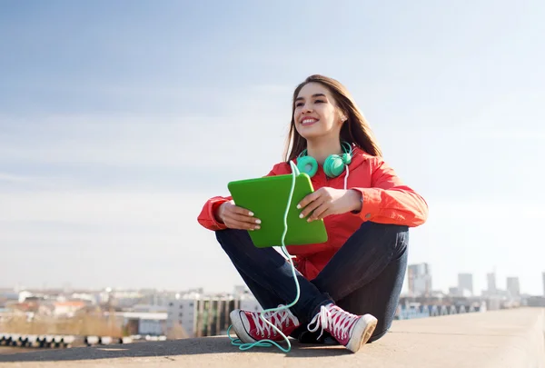 Feliz joven con tablet PC y auriculares —  Fotos de Stock