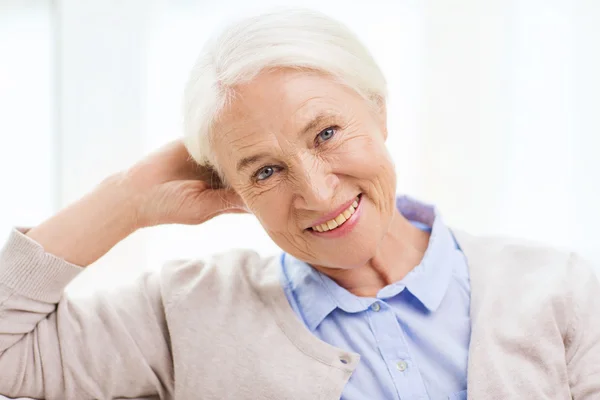 Счастливое лицо пожилой женщины дома — стоковое фото