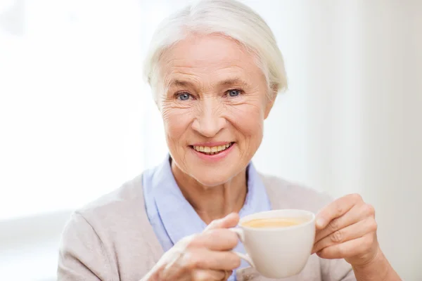 Felice donna anziana con una tazza di caffè — Foto Stock