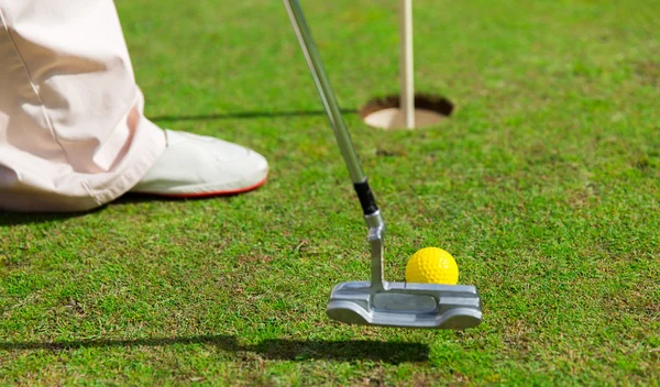 Nahaufnahme eines Mannes mit Schläger und Ball beim Golfspielen — Stockfoto