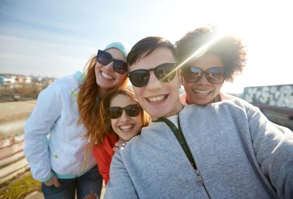 Grupp av glada vänner med selfie på gatan — Stockfoto