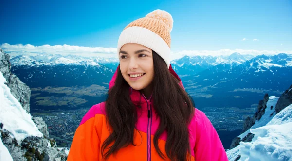 Mujer joven feliz en ropa de invierno al aire libre —  Fotos de Stock