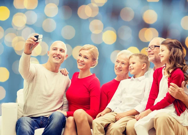 Família sorrindo com câmera — Fotografia de Stock