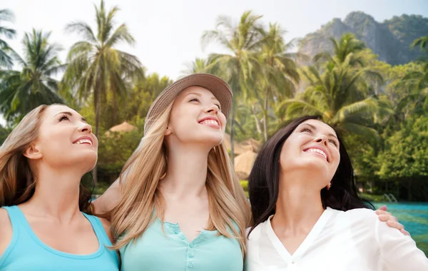 Mujeres jóvenes felices sobre la playa del complejo —  Fotos de Stock