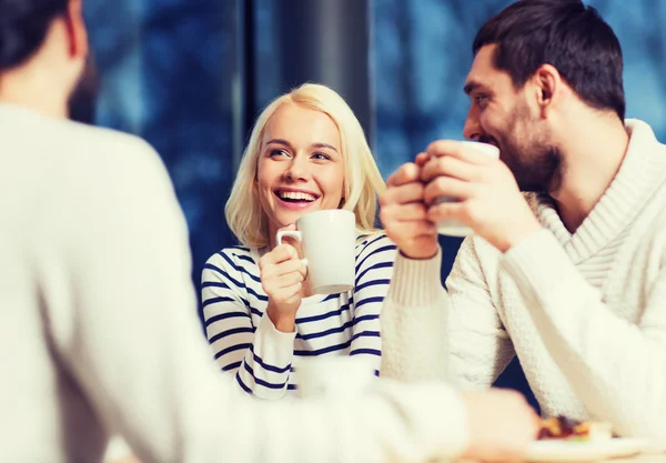 Amigos felices reunión y beber té o café — Foto de Stock