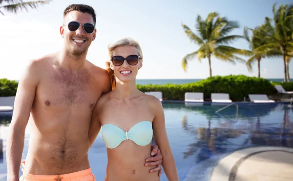 Casal feliz em roupa de banho abraçando o resort do hotel — Fotografia de Stock