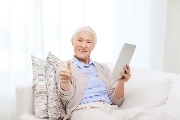 Mujer mayor con tableta pc mostrando los pulgares hacia arriba — Foto de Stock