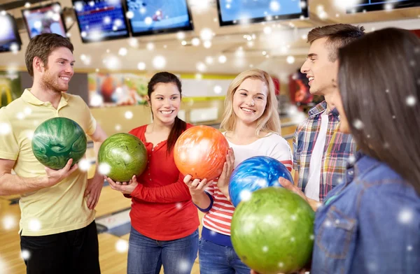 Glada vänner i bowling club på vintersäsongen — Stockfoto