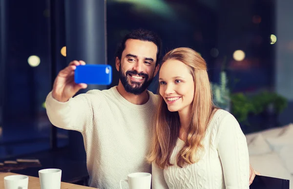 Couple heureux avec tablette PC et café au café — Photo