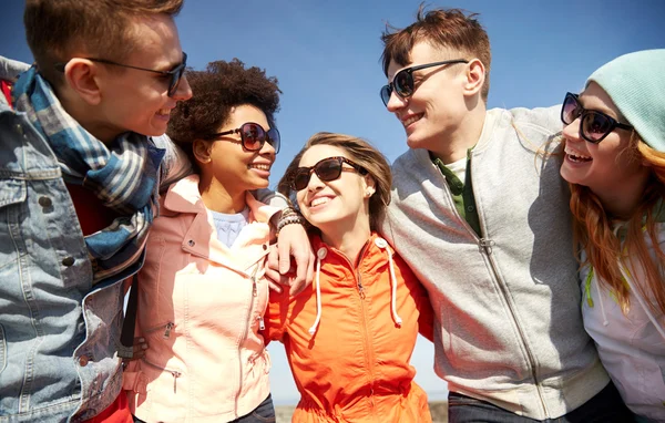 Lachende vrienden in zonnebril lachen op straat — Stockfoto