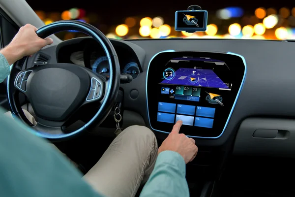 Közelkép a férfi vezetésre autós navigációs rendszer — Stock Fotó