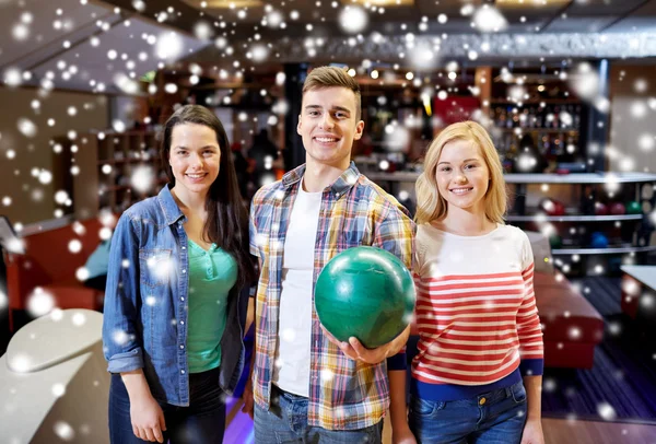 Amigos felices en el club de bolos en temporada de invierno — Foto de Stock