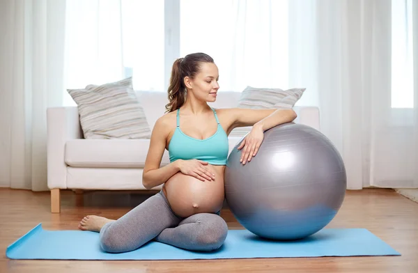 Glücklich schwangere Frau mit Fitball zu Hause — Stockfoto