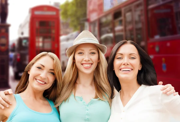 Grupa szczęśliwy młodych kobiet na ulicy miasta Londyn — Zdjęcie stockowe