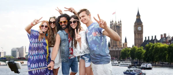 Amigos hippies sonrientes con palo de selfie en Londres — Foto de Stock