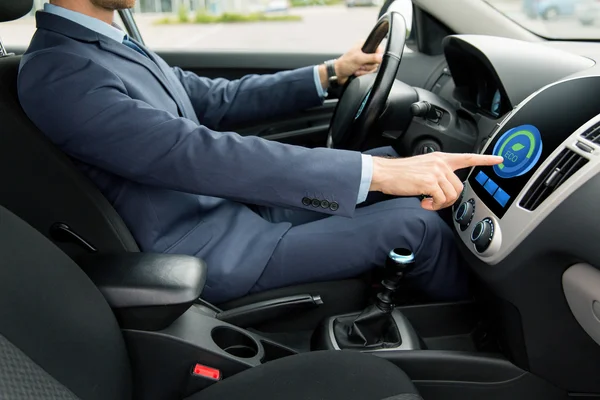 Primo piano dell'uomo che guida l'auto in modalità eco — Foto Stock