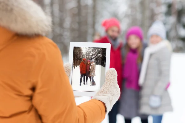 Glada vänner med TabletPC i vinter skog — Stockfoto