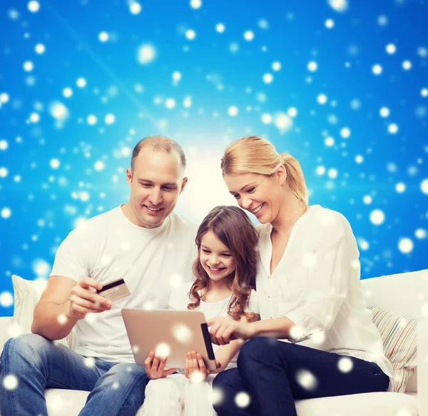 Счастливая семья с планшетным ПК и кредитной карты — стоковое фото
