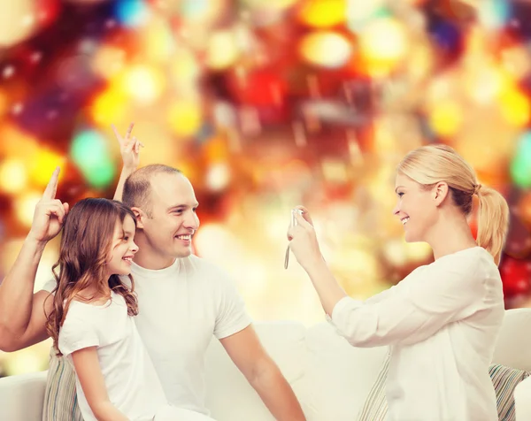 Familia feliz con la cámara en casa —  Fotos de Stock