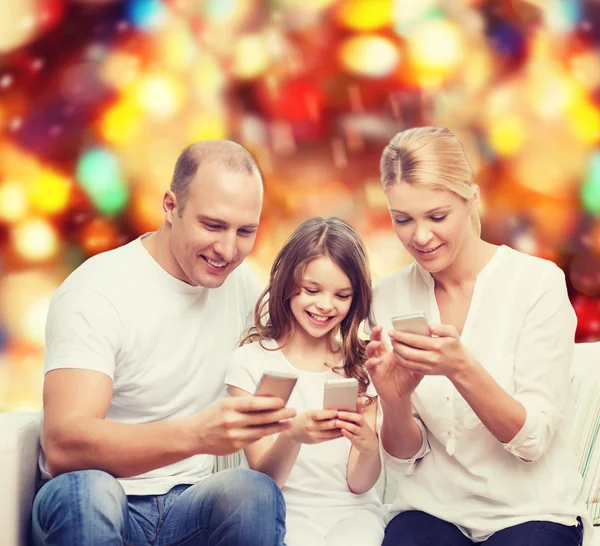 Familia feliz con smartphones —  Fotos de Stock