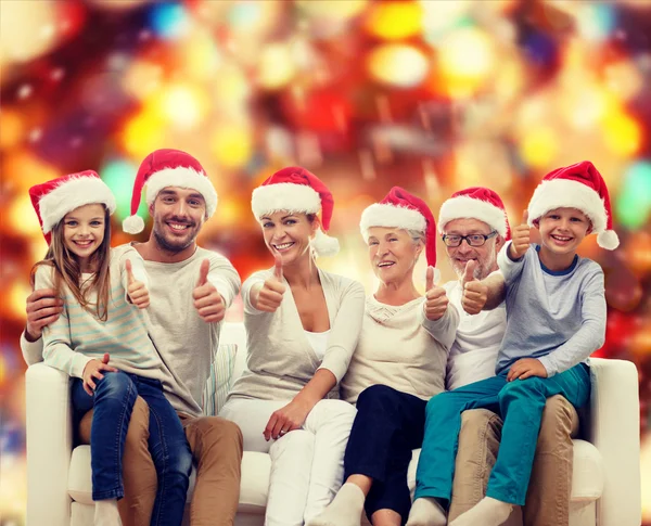 Familia feliz sentado en el sofá —  Fotos de Stock