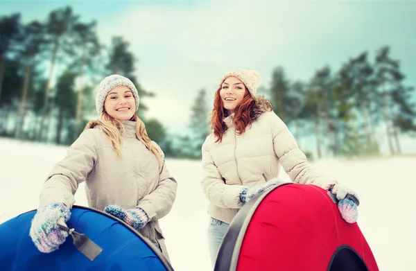 Feliz chica amigos con nieve tubos al aire libre — Foto de Stock