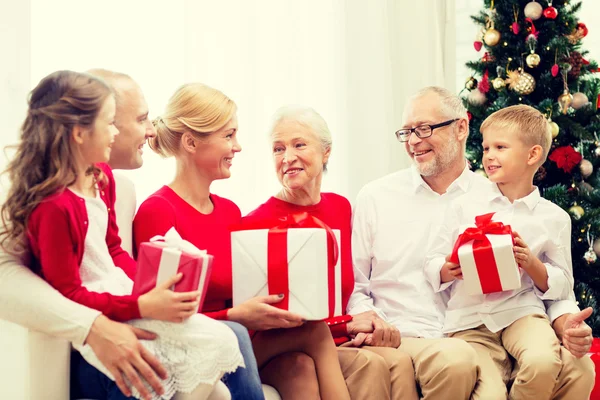 Gülümseyen aile ile evde hediye — Stok fotoğraf