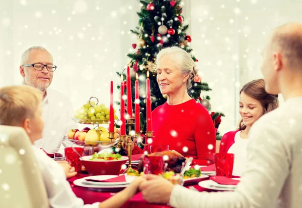 Leende familj att ha semester middag hemma — Stockfoto