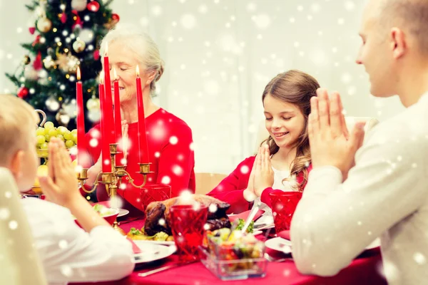 Sorrindo família tendo jantar de férias em casa — Fotografia de Stock