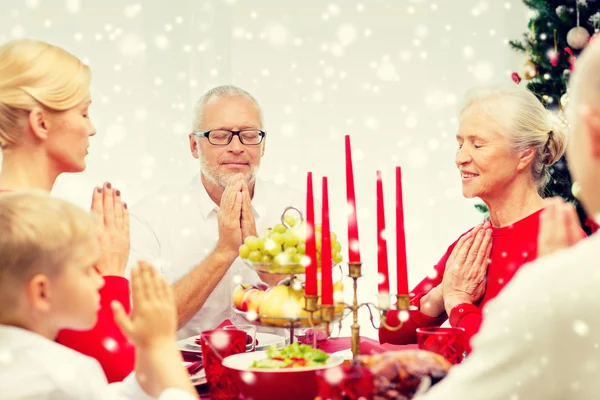 Leende familj att ha semester middag hemma — Stockfoto