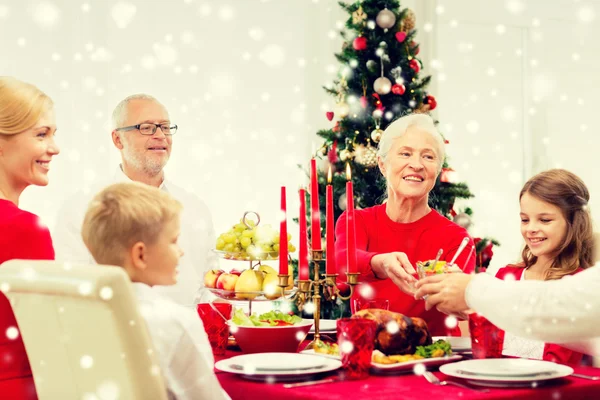 Lachende familie vakantie diner thuis hebben — Stockfoto