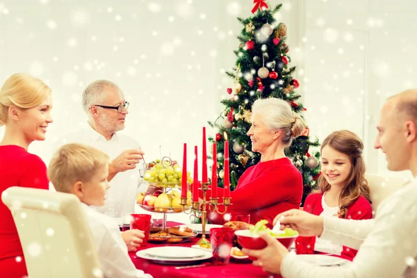 Lachende familie vakantie diner thuis hebben — Stockfoto